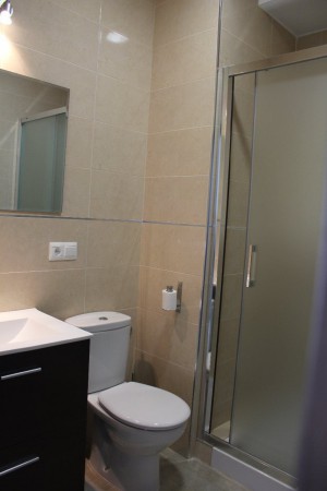 Badrum med tvättmaskin och torktumlare.